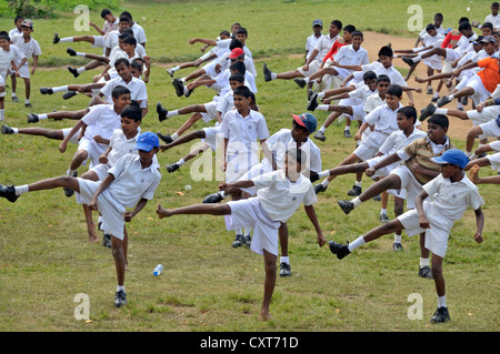 Karatetraining, jungen tragen weiße Schule Uniformen, Galle, Sri Lanka, Ceylon, Asien, PublicGround Stockfoto