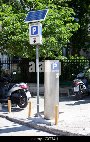 Solar-angetriebene Maschine für das Abstellen von Tickets, Makarska, Makarska Riviera, Dalmatien, Kroatien, Europa Stockfoto