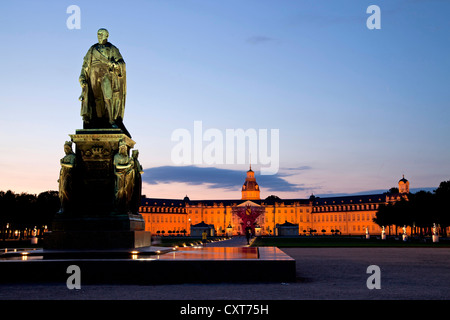 Karl Friedrichs von Baden-Denkmal vor der beleuchteten Schloss Karlsruhe, Karlsruhe, Baden-Württemberg, Deutschland, Europa Stockfoto