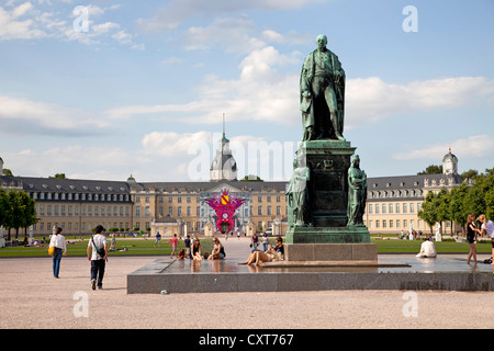 Karl Friedrichs von Baden-Denkmal vor dem Schloss Karlsruhe, Karlsruhe, Baden-Württemberg Stockfoto