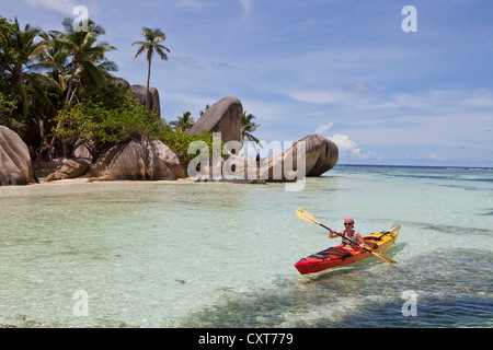 Frau, 40 Jahre, Kajakfahren vor die Felsformationen der Anse Source d ' Argent, La Digue, Seychellen, Afrika, Indischer Ozean Stockfoto