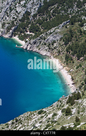 Strand in der Bucht Vrulja in der Nähe von Brela, Dalmatien, Kroatien, Europa Stockfoto