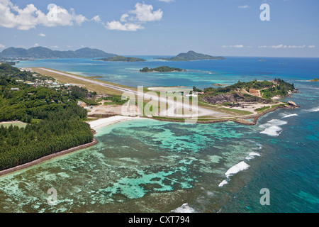 Der internationale Flughafen, Anse Aux Pins, St. Anne Marine National Park auf der Rückseite, Mahe, Seychellen, Afrika, Indischer Ozean Stockfoto