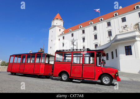 Oldtimer mit Anhänger verwendet für Sightseeing-Touren vor Bratislava Burg, Bratislavsky Hrad, Bratislava Stockfoto