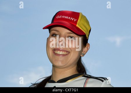 Junge Frau, Fußball-Fan trägt eine Deutschland-Kappe und Jersey, Porträt Stockfoto