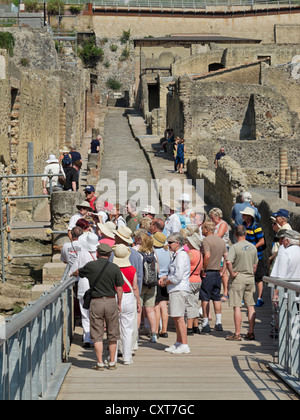 Gruppe von Touristen genießen Sie ihre Tour von Kreuzfahrtschiff Besuch der antiken Stätte Herculaneum, Neapel, Italien Stockfoto