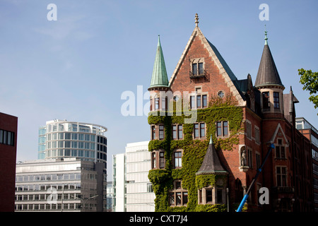 Altes Lagerhaus im Stadtteil Speicherstadt, moderne Architektur des Stadtteils HafenCity auf der Rückseite, freie und Hansestadt Stockfoto