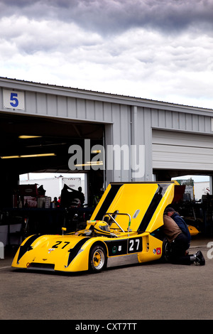 Sportwagen im Garagenbereich am Watkins Glen historischen Rennen Stockfoto