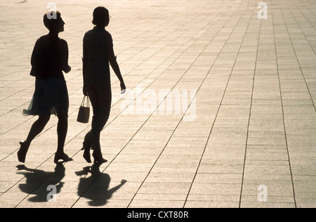 Zwei Frauen, die zu Fuß über ein Quadrat, Silhouetten, Vilnius, Litauen, Europa Stockfoto