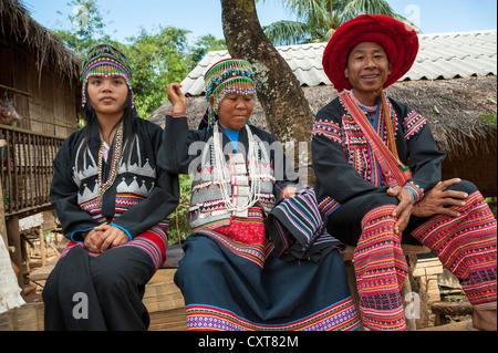 Traditionell gekleidete Mann und zwei Frauen aus der Black Hmong Bergstämme, ethnische Minderheit aus Ostasien, tun Handarbeiten Stockfoto