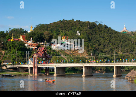 Touristen, die in einem Longtail-Boot auf dem Mae Kok Fluss-Brücke, Wat Tha Ton, Tha Ton auch bekannt als Verbot Thaton Stockfoto