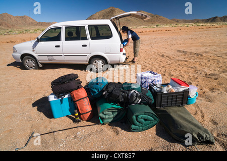 Gepäck vor ein Auto, das steckt in den Sand, Richtersveld-Nationalpark, Northern Cape, Südafrika, Afrika Stockfoto