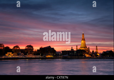 Wat Arun, der Tempel der Morgenröte, Chao Phraya River, Sonnenuntergang, Dämmerung, Bangkok, Thailand, Asien Stockfoto