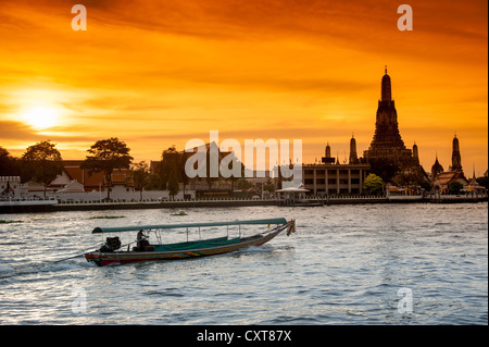 Wat Arun, der Tempel der Morgenröte, Ruea Hang Yao oder Longtail-Boot auf dem Chao Phraya River, bei Sonnenuntergang, Bangkok, Thailand, Asien Stockfoto