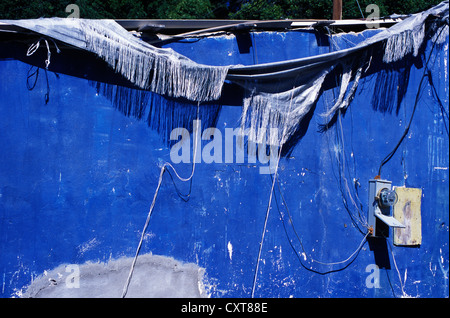 Verfallene blaue Wand auf ein Haus in Todos Santos, Mexiko Stockfoto