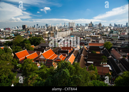 Ansicht des Wat Saket und die Skyline von Bangkok mit dem Bang Rak financial District, Bangkok, Thailand, Asien Stockfoto