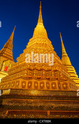 Großen Chedis des Arbeitskreises Phra Maha Chedi Si Ratchakan, Wat Pho oder Wat Phra Chetuphon, bei Dämmerung, Bangkok, Thailand, Asien Stockfoto