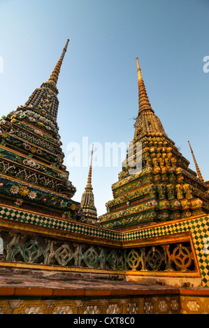 Großen Chedis des Arbeitskreises Phra Maha Chedi Si Ratchakan, Wat Pho oder Wat Phra Chetuphon, Bangkok, Thailand, Asien Stockfoto