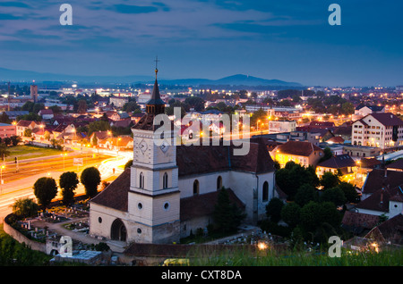 Die Bartholomäusnacht evangelische Kirche, das älteste Gebäude in Brasov (erbaut im Jahre 1223) bei Sonnenuntergang Stockfoto