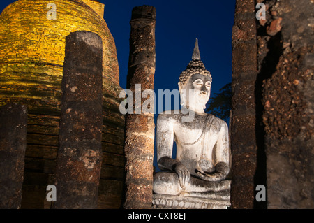 Sitzende Buddha-Statue im Wat Sa Si oder Sra Sri Tempel, in der Nacht, Sukhothai Historical Park, UNESCO-Weltkulturerbe Stockfoto