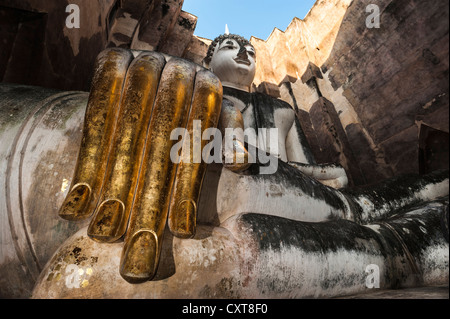 Sitzende Buddha-Statue mit seiner Hand verziert mit Blattgold, Wat Sri Chum Tempel, Sukhothai Historical Park Stockfoto