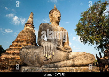 Sitzende Buddha-Statue im Tempel Wat Mahathat, Sukhothai Historical Park, UNESCO-Weltkulturerbe, Nord-Thailand, Thailand Stockfoto