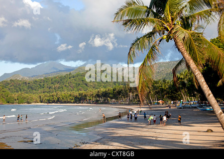 Touristen und Fischer am sandigen Strand von Sabang, Palawan, Philippinen, Asien Stockfoto