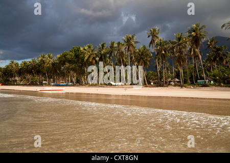 Dunkle Gewitterwolken über dem Strand von Sabang, Palawan, Philippinen, Asien Stockfoto