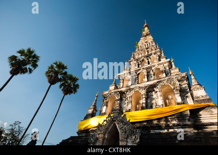 Ungewöhnliche quadratische Pagode oder Chedi, Wat Chedi Liam und Markt wiederhergestellt Wiang Kum Kam Siedlung, Chiang Mai, Nordthailand Stockfoto