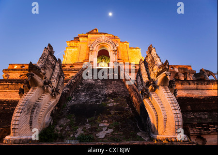 Die große Stupa, Ruinen des Tempels Wat Chedi Luang, Nachtszene, Chiang Mai, Nord-Thailand, Thailand, Asien Stockfoto