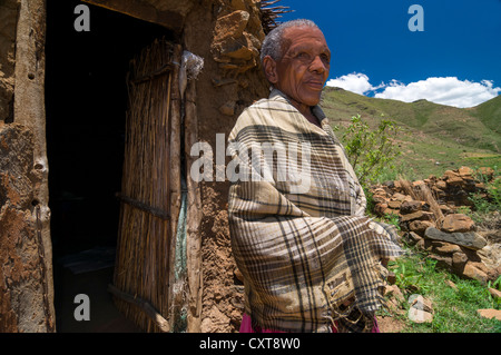 Basotho-alte tragen traditionelle Kleidung stehen vor einer Hütte, Drakensberge, Königreich Lesotho, Südafrika Stockfoto