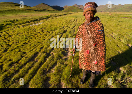 Young Basotho Mann trägt einen Tracht, Schäfer, Drakensberge, Königreich Lesotho, Südafrika Stockfoto