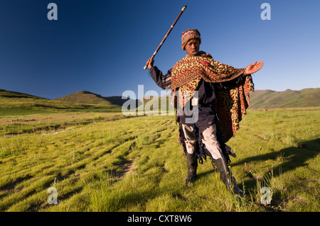 Young Basotho Mann trägt einen Tracht, Schäfer, Drakensberge, Königreich Lesotho, Südafrika Stockfoto