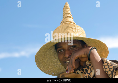 Basotho junge Mann trägt ein traditionelles Hut, Porträt, Drakensberge, Königreich Lesotho, Südafrika Stockfoto