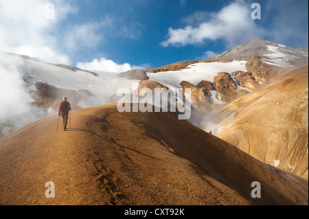 Wanderer auf einem Trail, heiße Quellen und Rhyolite Schneeberge, Hveradallir Hochtemperatur Region, Kerlingarfjoell Stockfoto