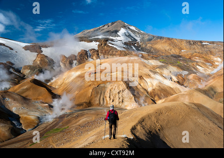 Wanderer auf einem Trail, heiße Quellen und Rhyolite Schneeberge, Hveradallir Hochtemperatur Region, Kerlingarfjoell Stockfoto