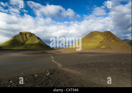 Trail durch die schwarze Lava Wüste, mit Moos bewachsenen Hattfell Berg auf dem Laugavegur-Wanderweg Álftavatn-Emstrur Stockfoto