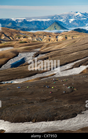 Hrafntinnusker Campingplatz, Rhyolith Berge bedeckt mit Schnee und Asche auf dem Laugavegur-Wanderweg Stockfoto