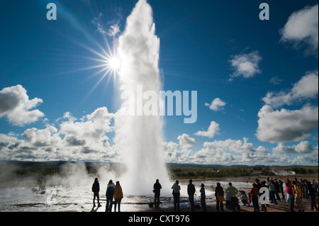 Touristen beobachten, Dampf und Wasser speien, Strokkur Geysir, Hintergrundbeleuchtung, Haukadalur Valley, Golden Circle, Suðurland, Sudurland Stockfoto