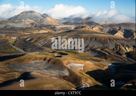 Luftaufnahme, Rhyolith Berge im Schnee und Asche, Landmannalaugar, Fjallabak Naturschutzgebiet, Hochland von Island Stockfoto