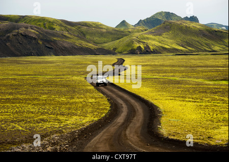 Super-Jeep auf der Highland Road, mit Moos bewachsenen Berge Landschaft umgebenden Sees Langisjór, Highlands, Island, Europa Stockfoto