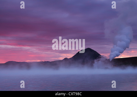 Geothermie-Kraftwerk in der Nähe von Mývatn bei Sonnenuntergang, Norðurland Eystra, hervorragende, Nordosten Islands, Island, Europa Stockfoto