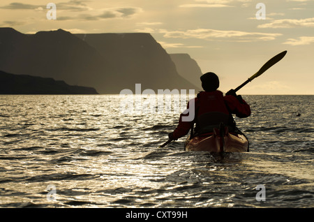 Frau in einem Kajak, Kajak-Ausflug zur Insel Vigur, Ísafjarðardjúp, Isafjardardjup Fjord, Westfjorde, Island, Europa Stockfoto