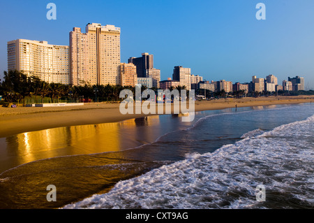 Skyline und die Küste von Durban im Morgenlicht, Durban, KwaZulu-Natal, Südafrika, Afrika Stockfoto