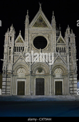 Hauptfassade von Giovanni Pisano, Dom von Siena, Kathedrale Santa Maria Assunta bei Nacht, Siena, Toskana, Italien, Europa Stockfoto