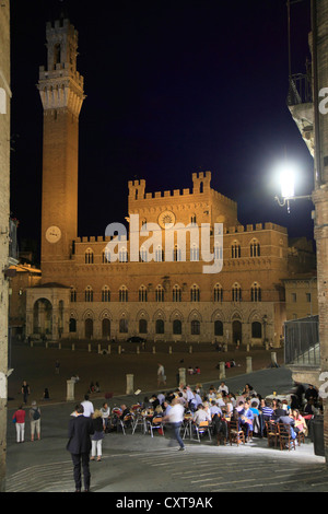 Palazzo Pubblico Palast, Piazza del Campo Platz in den Abend, Siena, Toskana, Italien, Europa Stockfoto