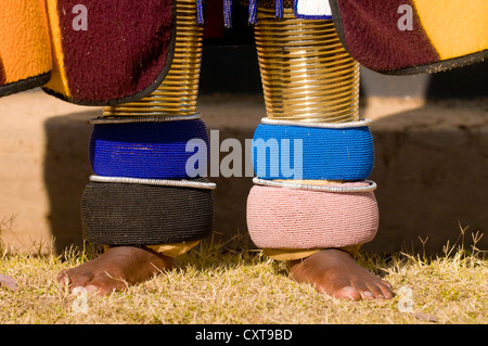 Traditionelle Bein Schmuck, Ndebele Frau, Botshabele Missionsstation, Limpopo, Südafrika, Afrika Stockfoto