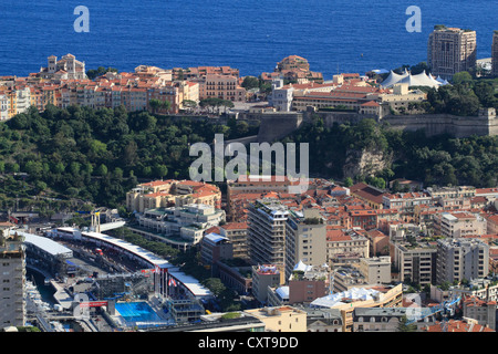 Das Fürstentum Monaco während des Formel 1 Grand Prix mit Boxengasse, Schwimmbad-Kurve, Altstadt mit Kathedrale und Stockfoto