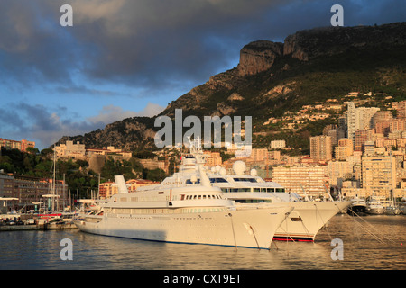 Hafen Hercule in den frühen Morgenstunden mit den Kreuzern Atlantis II und Lady Moura, Fürstentum Monaco, Cote d ' Azur Stockfoto