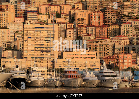 Hochhäuser im Stadtteil La Condamine und Kreuzer in den frühen Morgenstunden, Port Hercule, Fürstentum Monaco Stockfoto